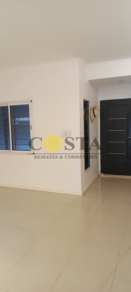 MODERNO CHALET CON COCHERAS, PISCINAS Y QUINCHO. POSADAS, MISIONES.