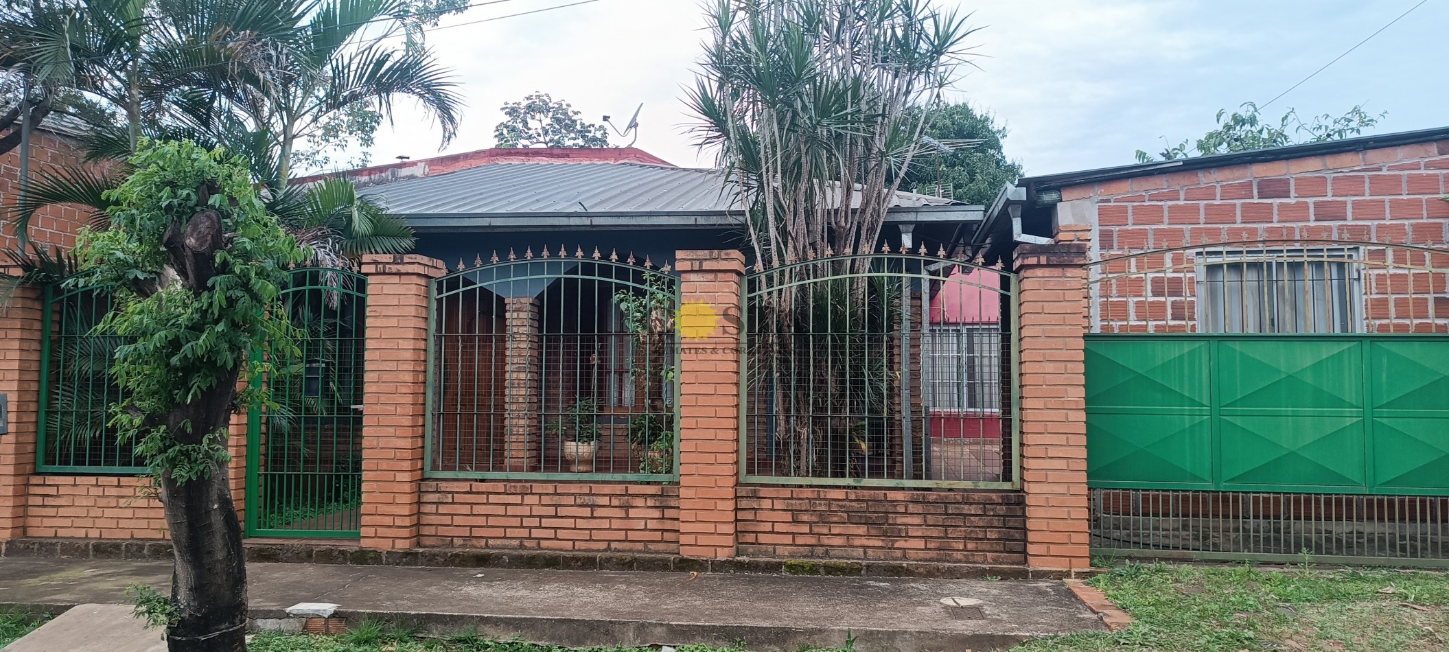 AMPLIA CASA DE 3 DORMITORIOS, EN BARRIO 1° DE MAYO. POSADAS, MISIONES. VENTA.