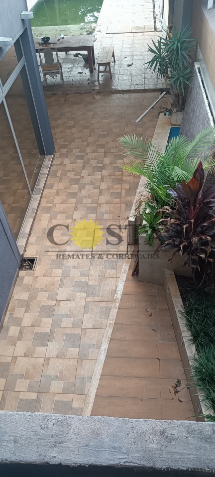 MODERNO CHALET CON COCHERAS, PISCINAS Y QUINCHO. POSADAS, MISIONES.