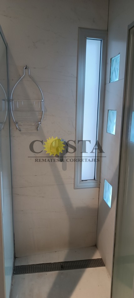 MODERNO CHALET CON COCHERAS, PISCINAS Y QUINCHO. POSADAS, MISIONES.