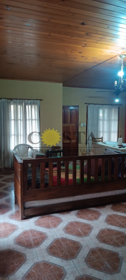 AMPLIA CASA DE 3 DORMITORIOS, EN BARRIO 1° DE MAYO. POSADAS, MISIONES. VENTA.