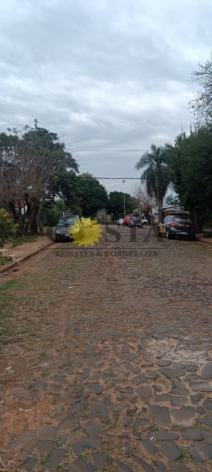AMPLIA CASA DE 3 DORMITORIOS, EN BARRIO 1° DE MAYO. POSADAS, MISIONES. VENTA.