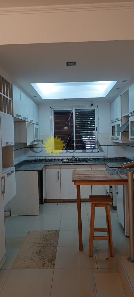 MODERNO CHALET CON COCHERAS, PISCINAS Y QUINCHO. POSADAS, MISIONES.