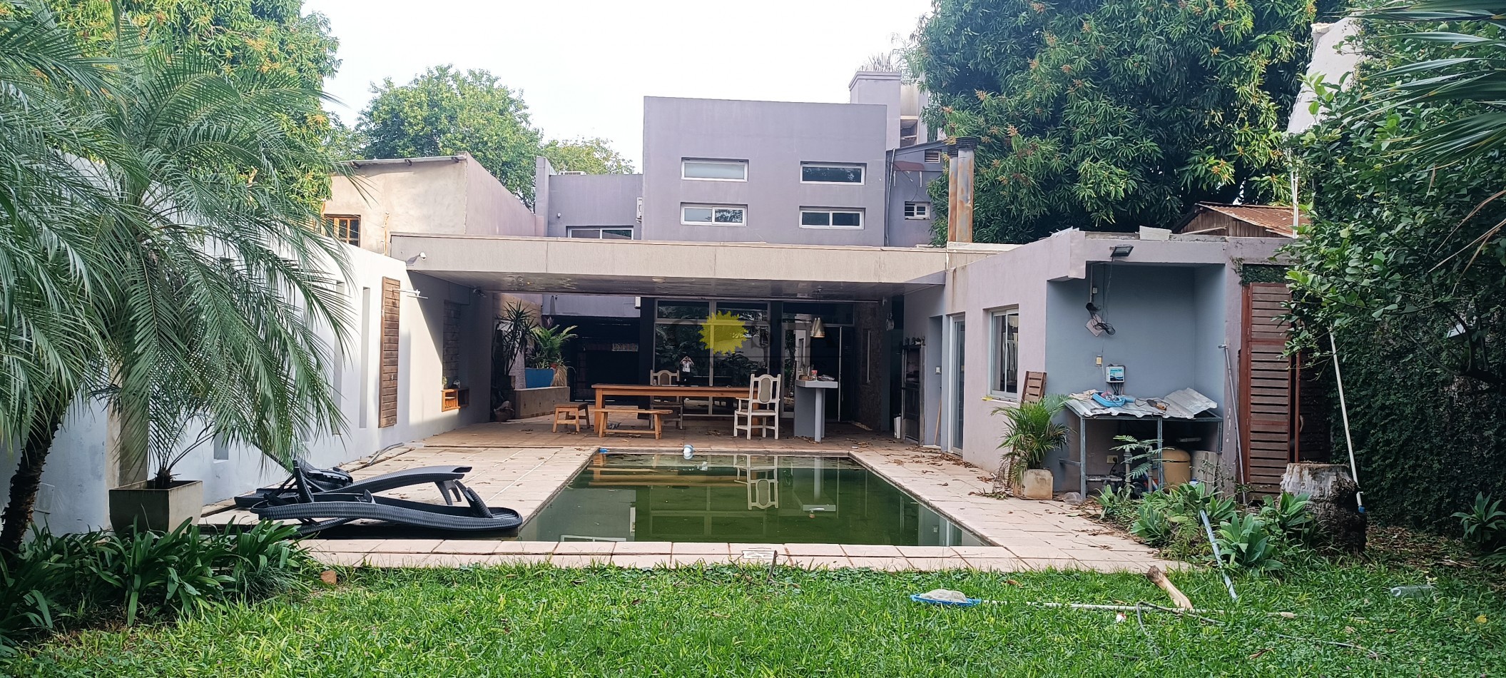 MODERNO CHALET CON COCHERAS, PISCINAS Y QUINCHO. POSADAS, MISIONES.