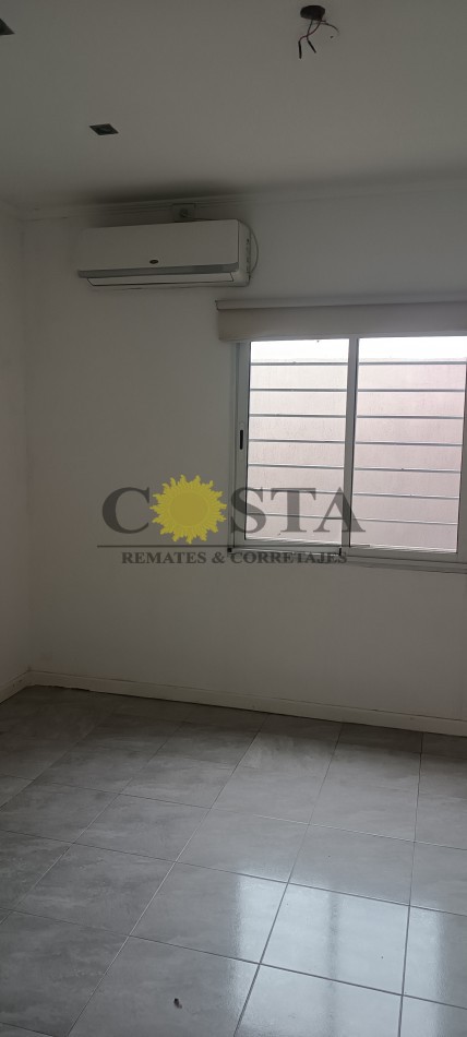 MODERNO CHALET CON COCHERAS, PISCINAS Y QUINCHO. POSADAS, MISIONES.