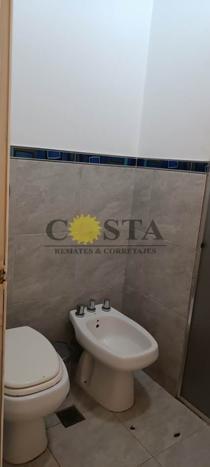 MODERNO CHALET CON COCHERAS, PISCINAS Y QUINCHO. POSADAS, MISIONES.