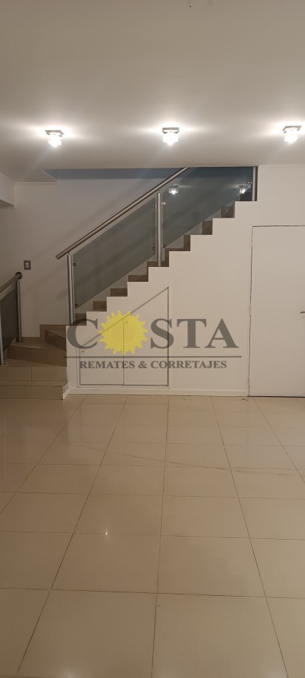 MODERNO CHALET CON COCHERAS, PISCINAS Y QUINCHO. POSADAS, MISIONES.