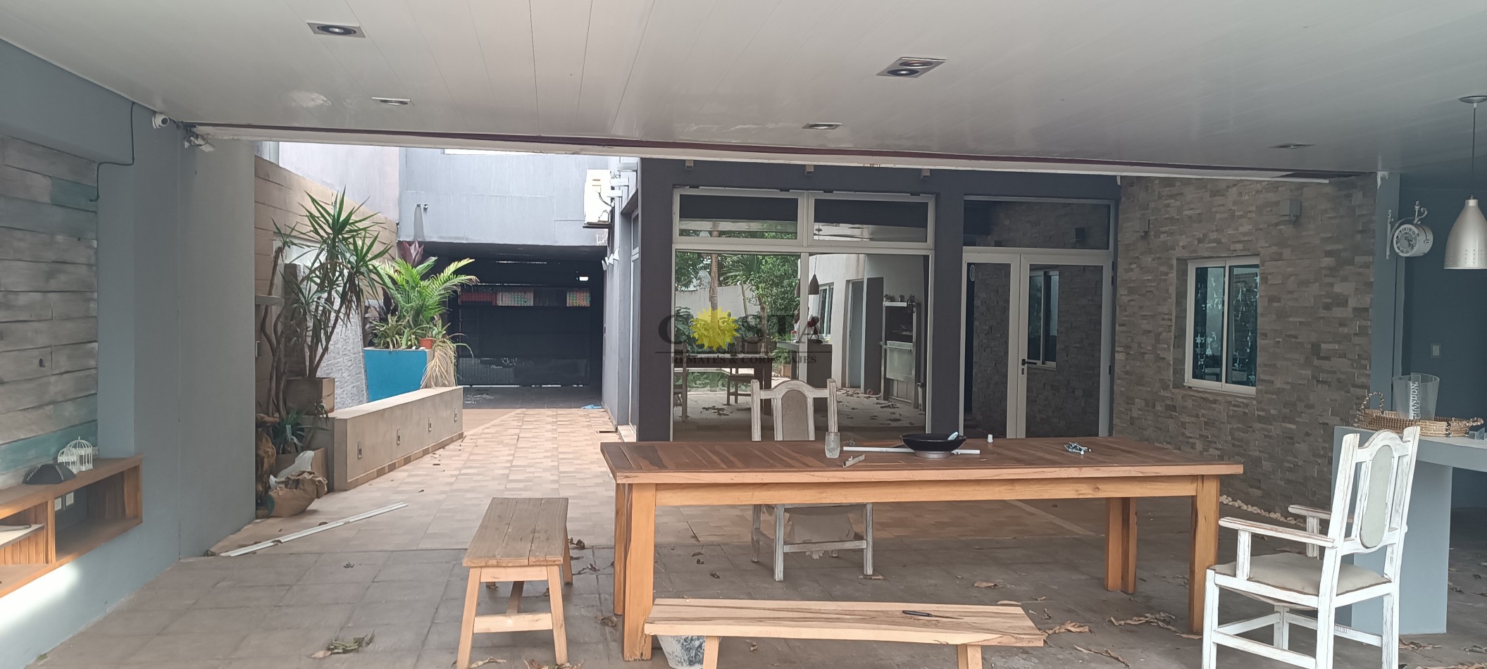 MODERNO CHALET CON COCHERAS, PISCINAS Y QUINCHO. POSADAS, MISIONES.