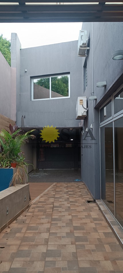 MODERNO CHALET CON COCHERAS, PISCINAS Y QUINCHO. POSADAS, MISIONES.