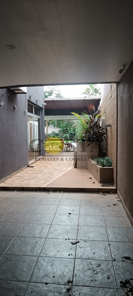 MODERNO CHALET CON COCHERAS, PISCINAS Y QUINCHO. POSADAS, MISIONES.