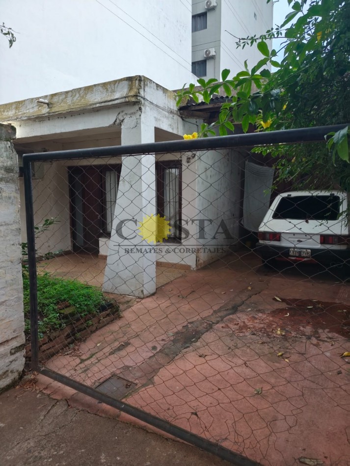 ESQUINA A 50 MTS. DE COSTANERA C/2 VIVENDAS A RECICLAR. VENTA. POSADAS, MISIONES