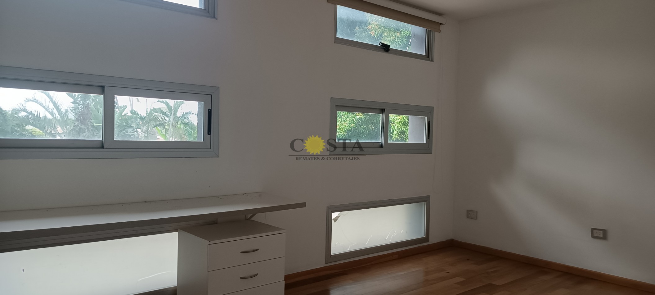 MODERNO CHALET CON COCHERAS, PISCINAS Y QUINCHO. POSADAS, MISIONES.