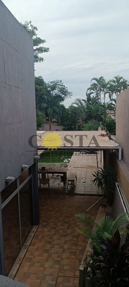 MODERNO CHALET CON COCHERAS, PISCINAS Y QUINCHO. POSADAS, MISIONES.
