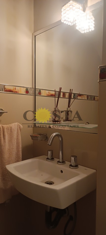 MODERNO CHALET CON COCHERAS, PISCINAS Y QUINCHO. POSADAS, MISIONES.