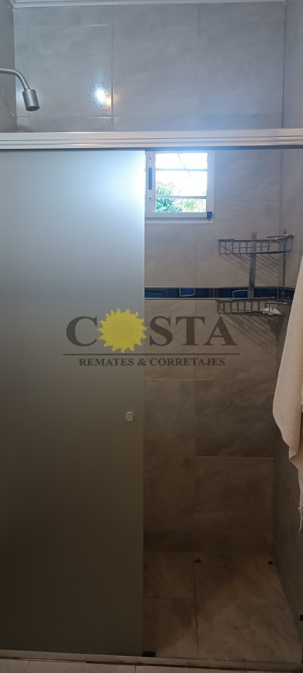 MODERNO CHALET CON COCHERAS, PISCINAS Y QUINCHO. POSADAS, MISIONES.