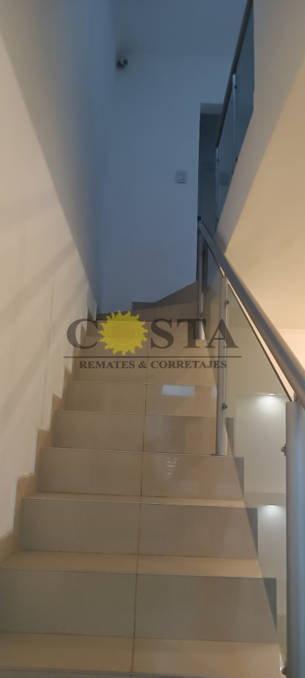 MODERNO CHALET CON COCHERAS, PISCINAS Y QUINCHO. POSADAS, MISIONES.