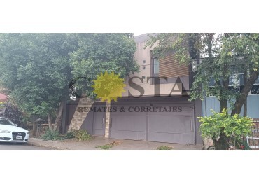 MODERNO CHALET CON  COCHERAS, PISCINAS Y QUINCHO. POSADAS, MISIONES.